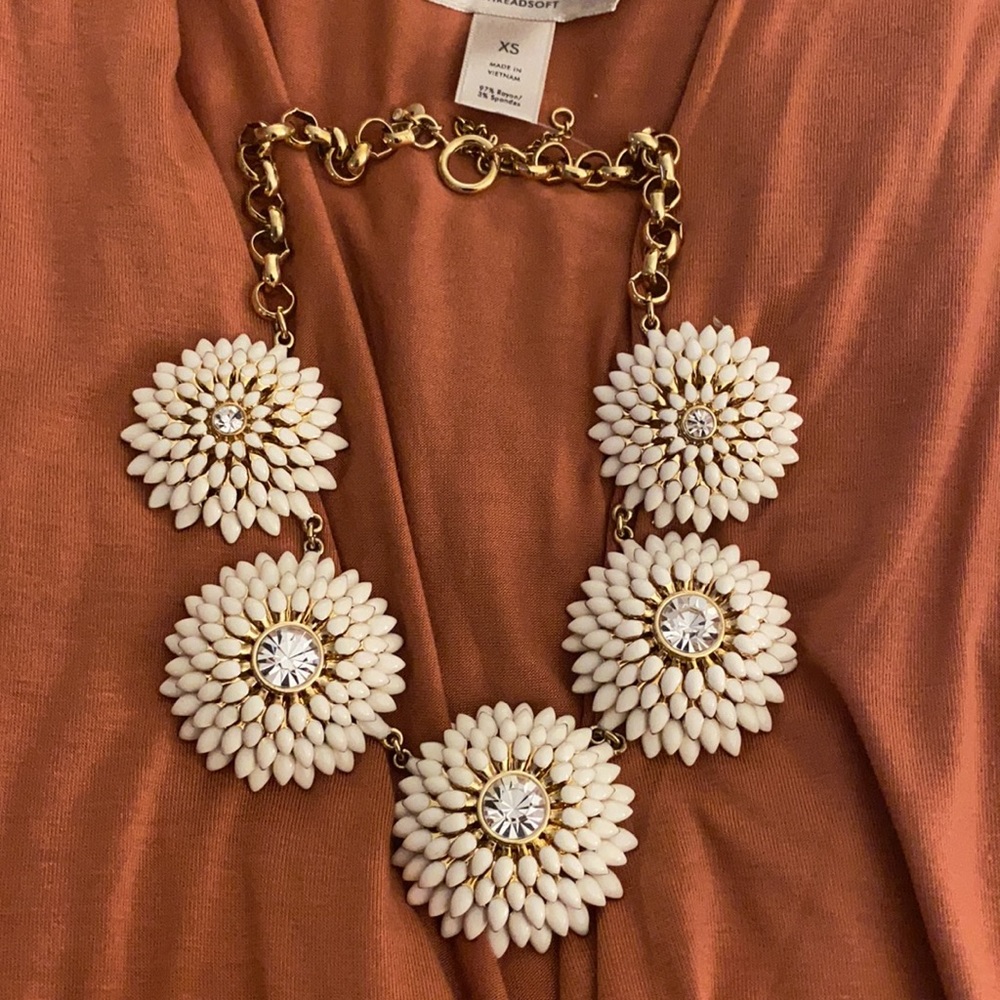 Ann Taylor necklace  white/cream flower